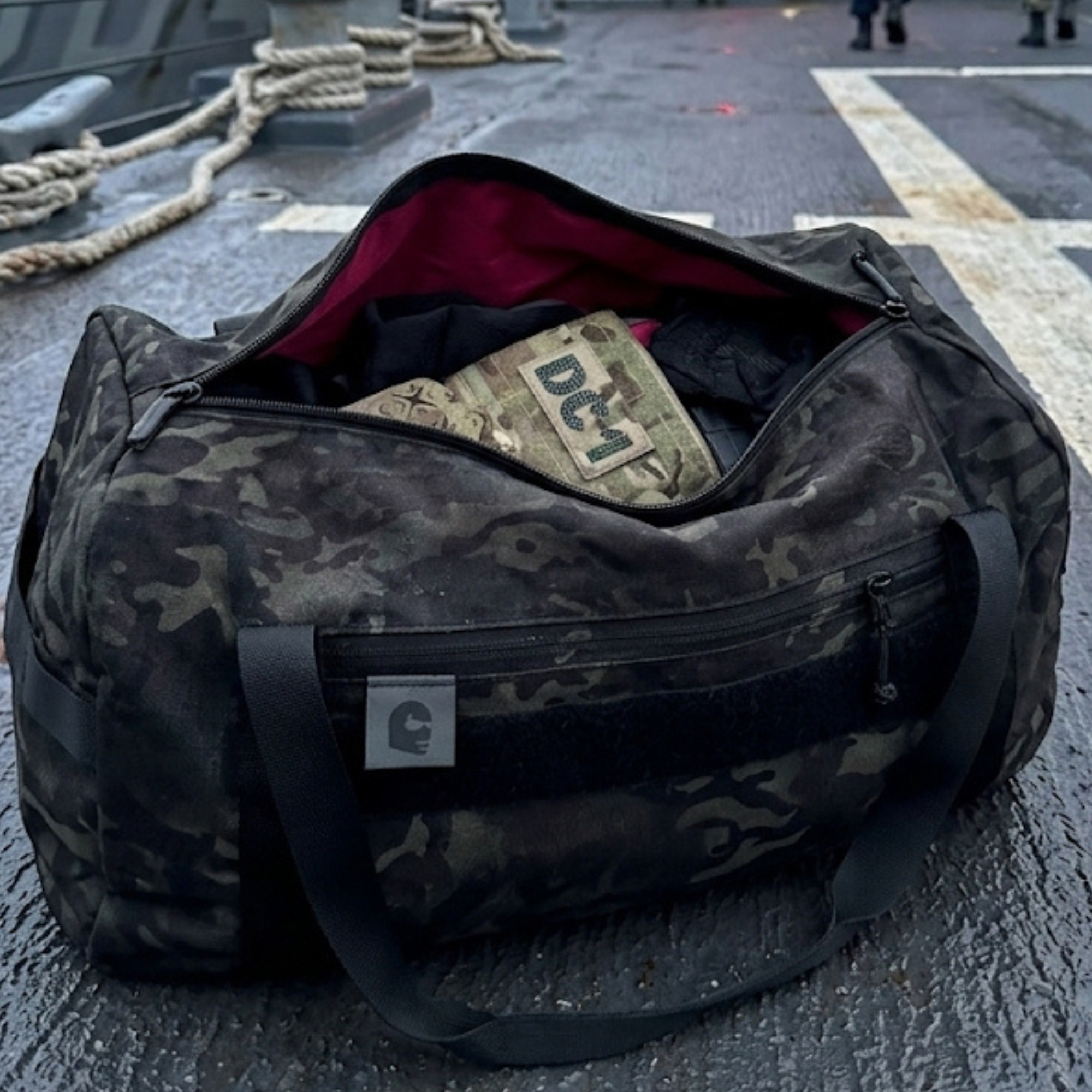 MULTICAM BLACK DUFFLE W/PINK INTERIOR